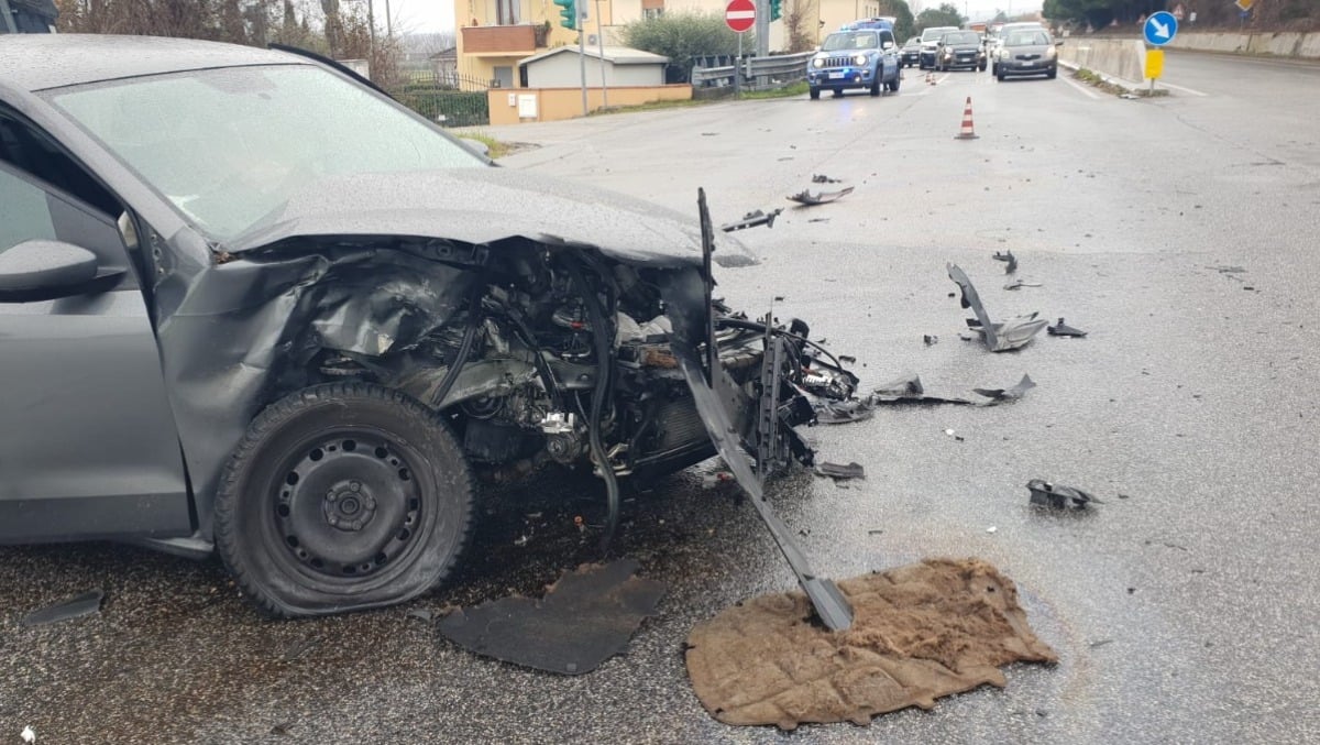 Paura sulla consolare Rimini-San Marino: scontro tra due auto, una vola nella scarpata - 