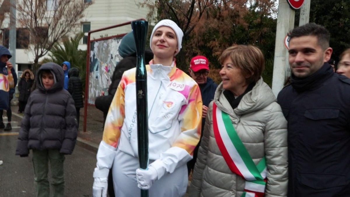 La fiamma olimpica arriva a Riccione: entusiasmo nonostante il maltempo - 