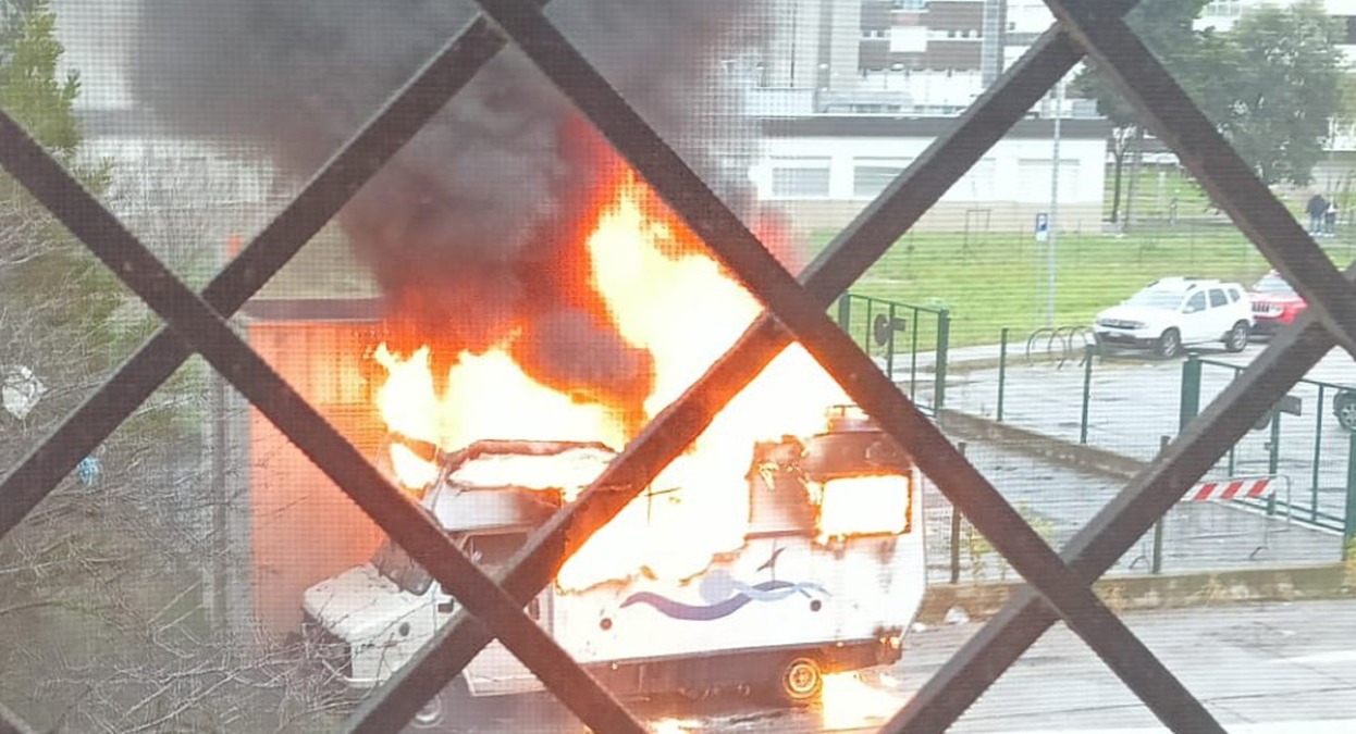 Camper in fiamme nel parcheggio dell’ospedale: paura nel pomeriggio - Il camper mentre prende fuoco