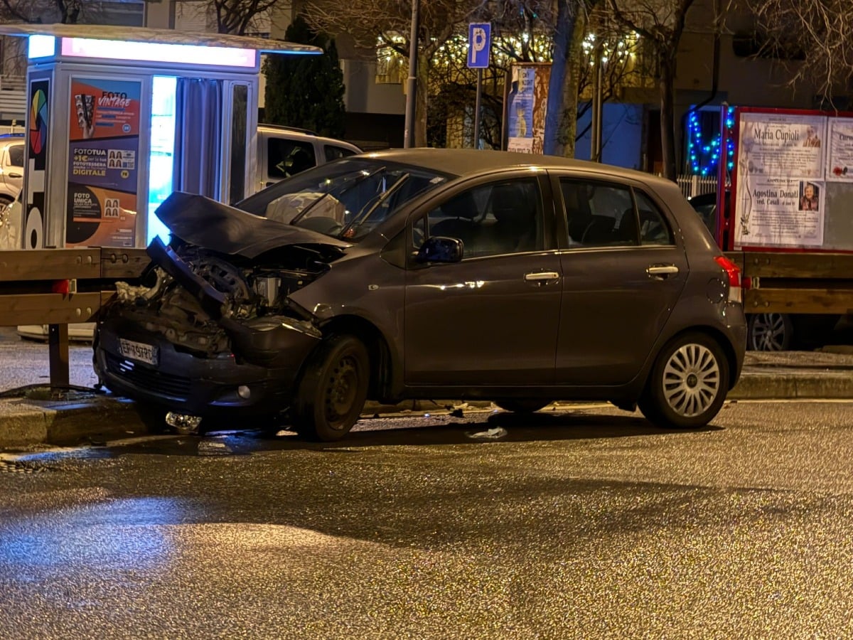 Rimini, tamponamento tra due auto in via Marzabotto: tre ambulanze sul posto - 