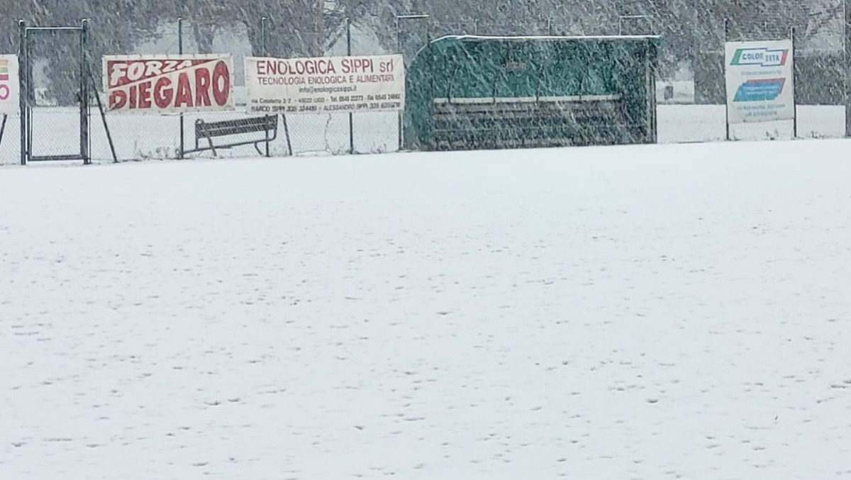 La neve blocca il calcio locale: rinviate tutte le partite di Eccellenza B e Promozione D - Il campo di Diegaro innevato PH Massimo Amaducci