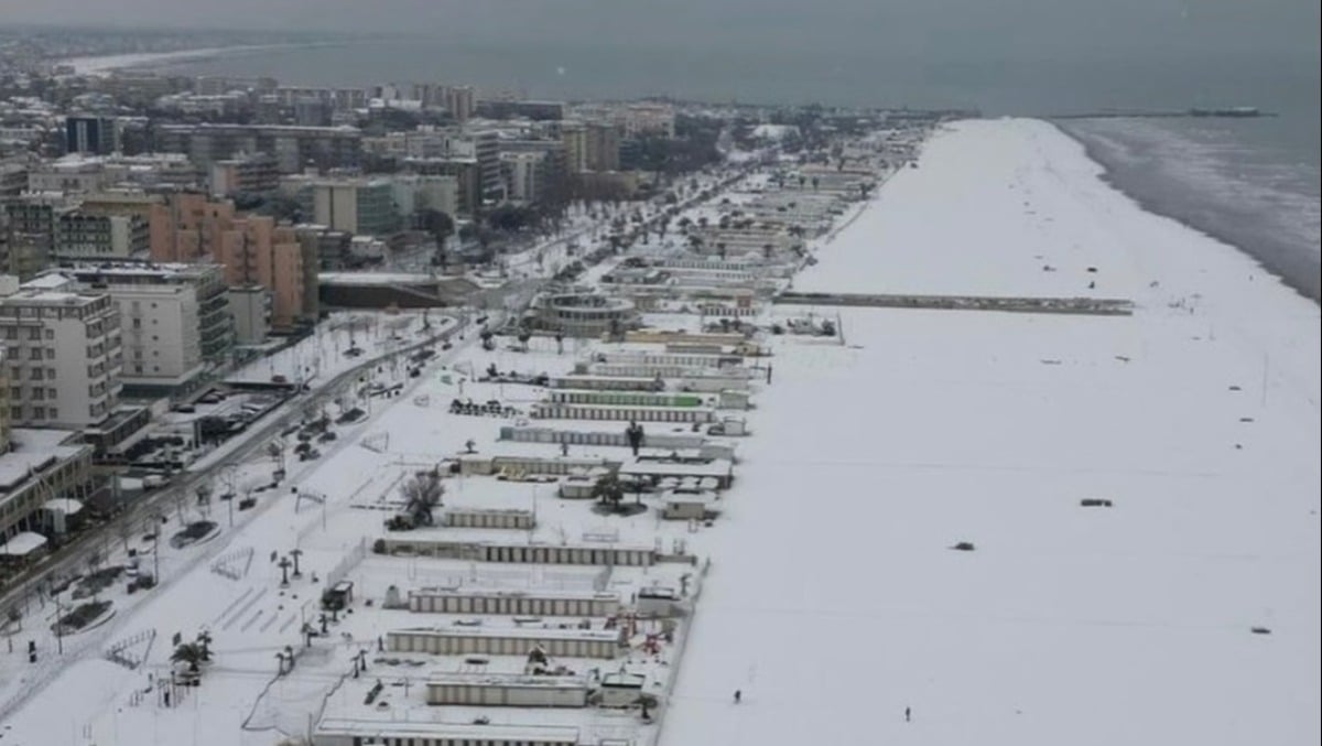 L'Epifania porta la neve anche a Rimini e in costa: "Befana" di maltempo su tutta la Provincia - Spiaggia di Rimini innevata PH BOUNTY RIMINI