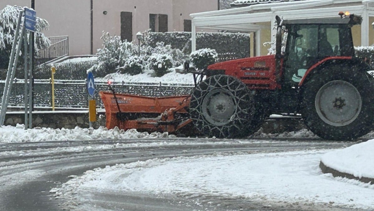 La neve ritarda la campanella: da Novafeltria a Morciano, ecco dove le scuole saranno chiuse - Spazzaneve a Novafeltria
