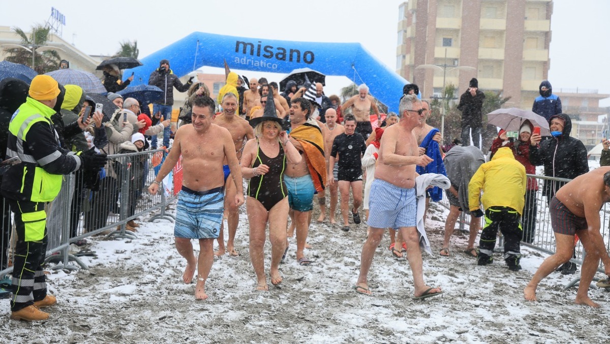 Nevica, ma a Misano si tuffano in mare: il rito di inizio anno non si ferma per il maltempo - PH Marzio 