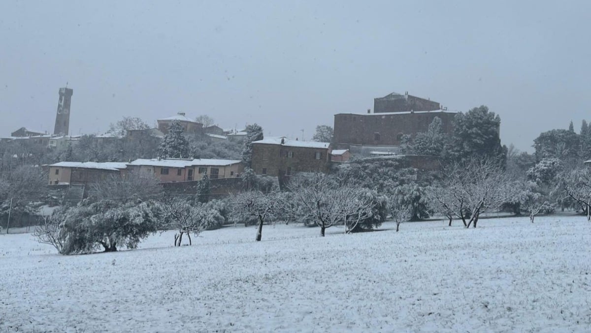 Anche Santarcangelo sotto la neve dell'Epifania: mezzi spazzaneve in funzione - La nevicata a Santarcangelo