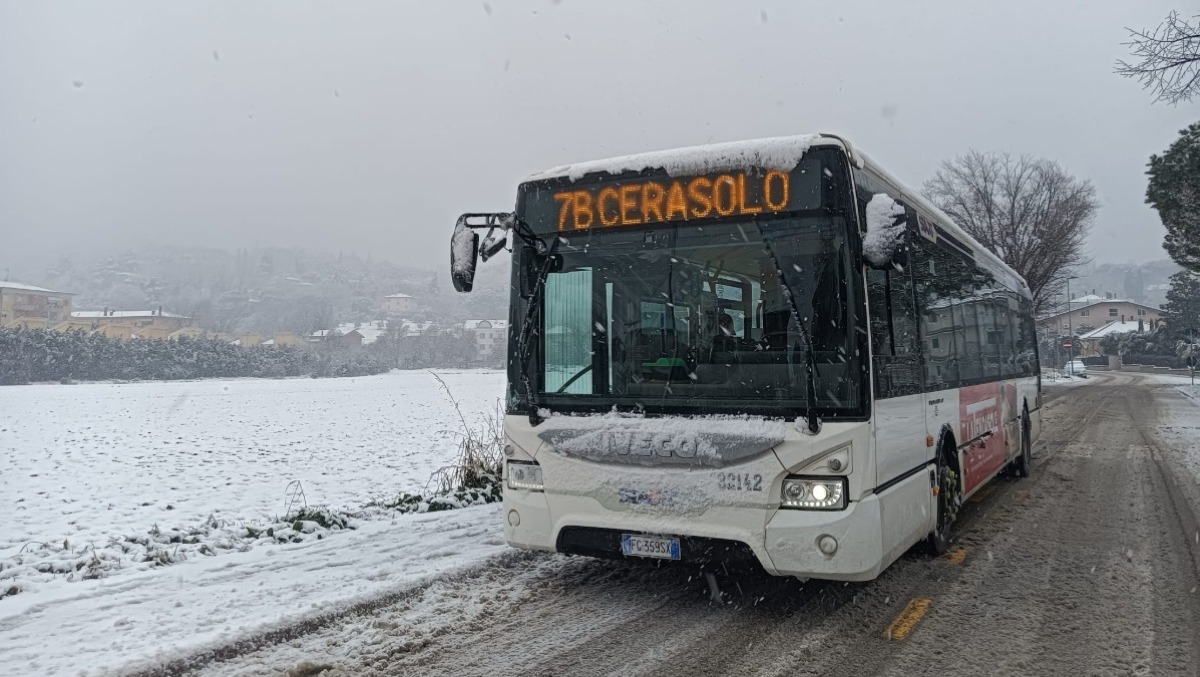 Neve, disagi anche per il trasporto pubblico nell'entroterra di Rimini - Autobus Start Romagna, neve