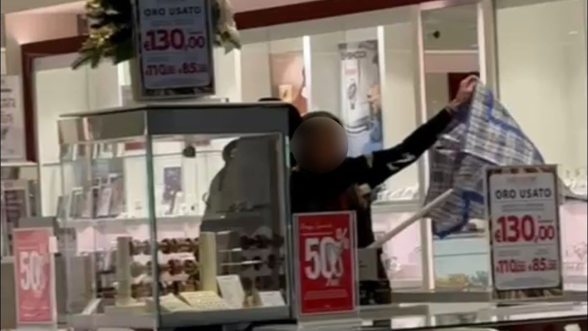 Terrore a "I Malatesta": rapina la gioielleria e tenta la fuga, incastrato dalle guardie - Il momento della rapina