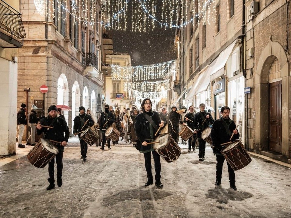 Rimini celebra l’Epifania con la magia di “In Viaggio con i Magi” immersa nella neve - 