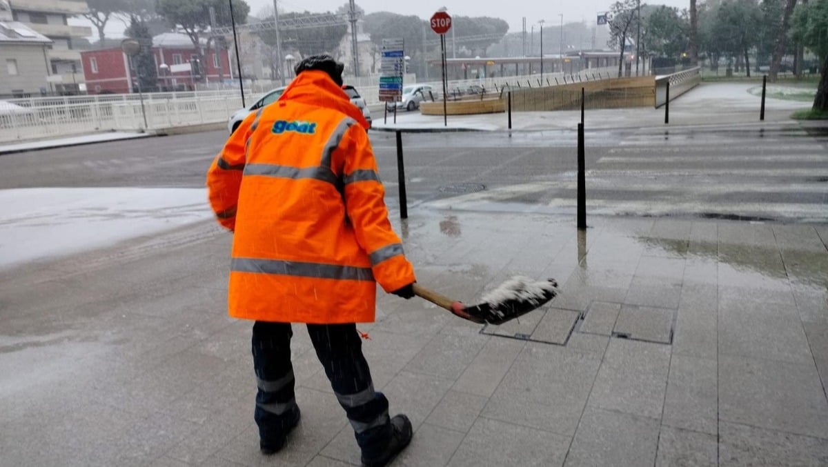 Buche in strada, rami pendenti e il sale anti ghiaccio: a Riccione personale di Geat al lavoro - Neve a Riccione, operatore Geat