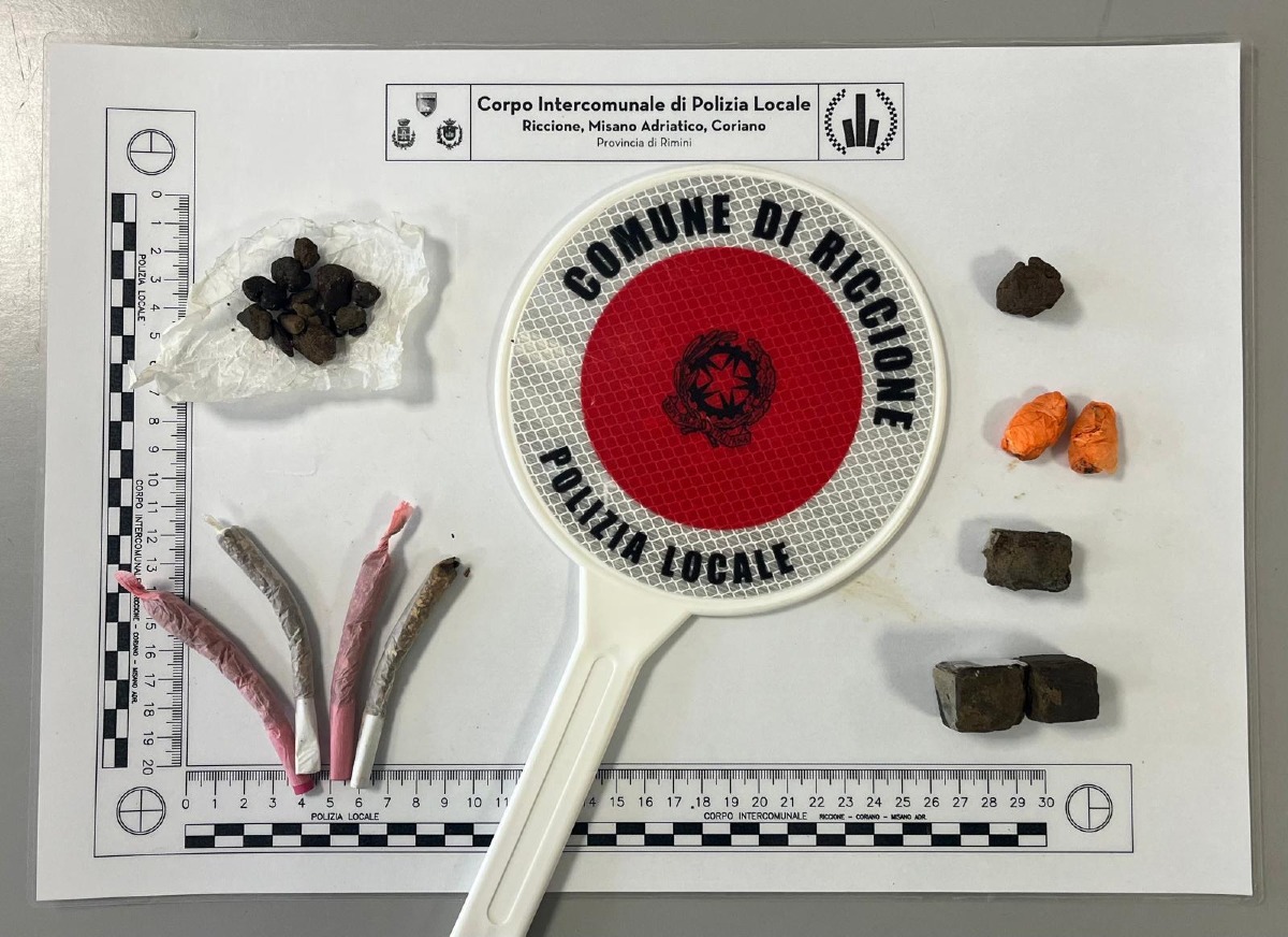 Riccione, blitz antidroga al Metromare: fermato giovane con droga nascosta nelle mutande - La droga sequestrata