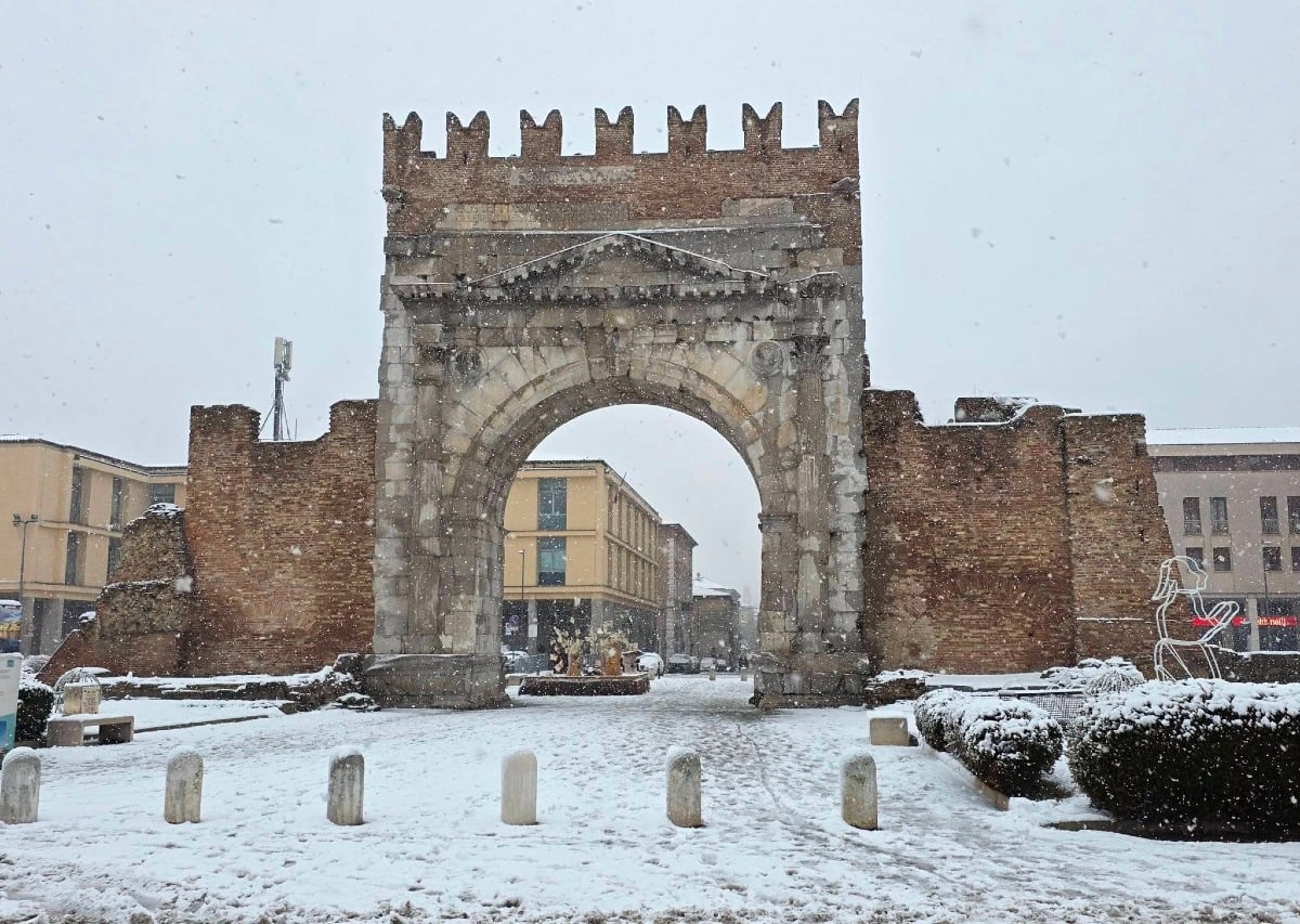 Allerta meteo gialla per temperature estreme, a Rimini dopo il piano neve è allerta per il ghiaccio - Arco d'Augusto di Rimini sotto la neve
