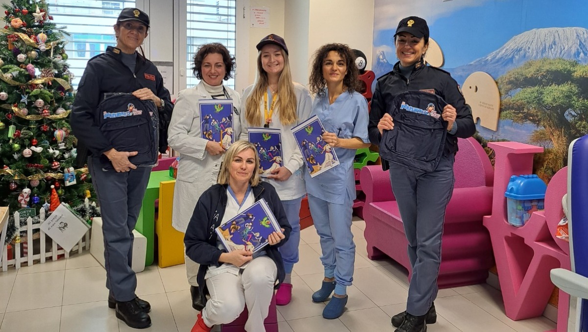 Poliziotti donano regali ai bimbi della pediatria di Rimini - 