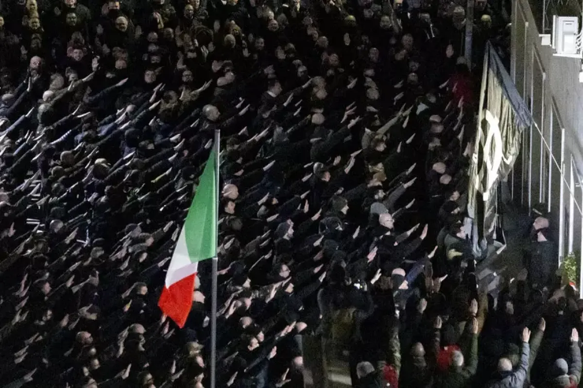 Torna la violenza politica nel Giorno del Ricordo di Acca Larentia - Ad Acca Larentia in centinaia per il saluto romano e il grido 'presente'