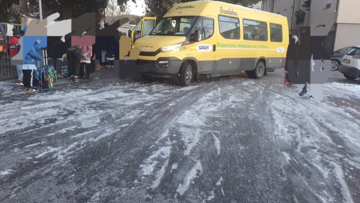 Ghiaccio e neve davanti alle scuole di Rimini Nord: Potere al Popolo, "Comune dimentica bambini e pedoni" - 