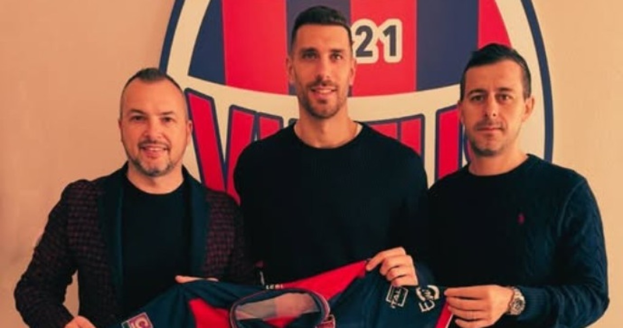 Calciomercato, l'ex Rimini Cernigoi alla V. Verona. T.Coriano: E. Brisku - Iacopo Cernigoi (al centro)