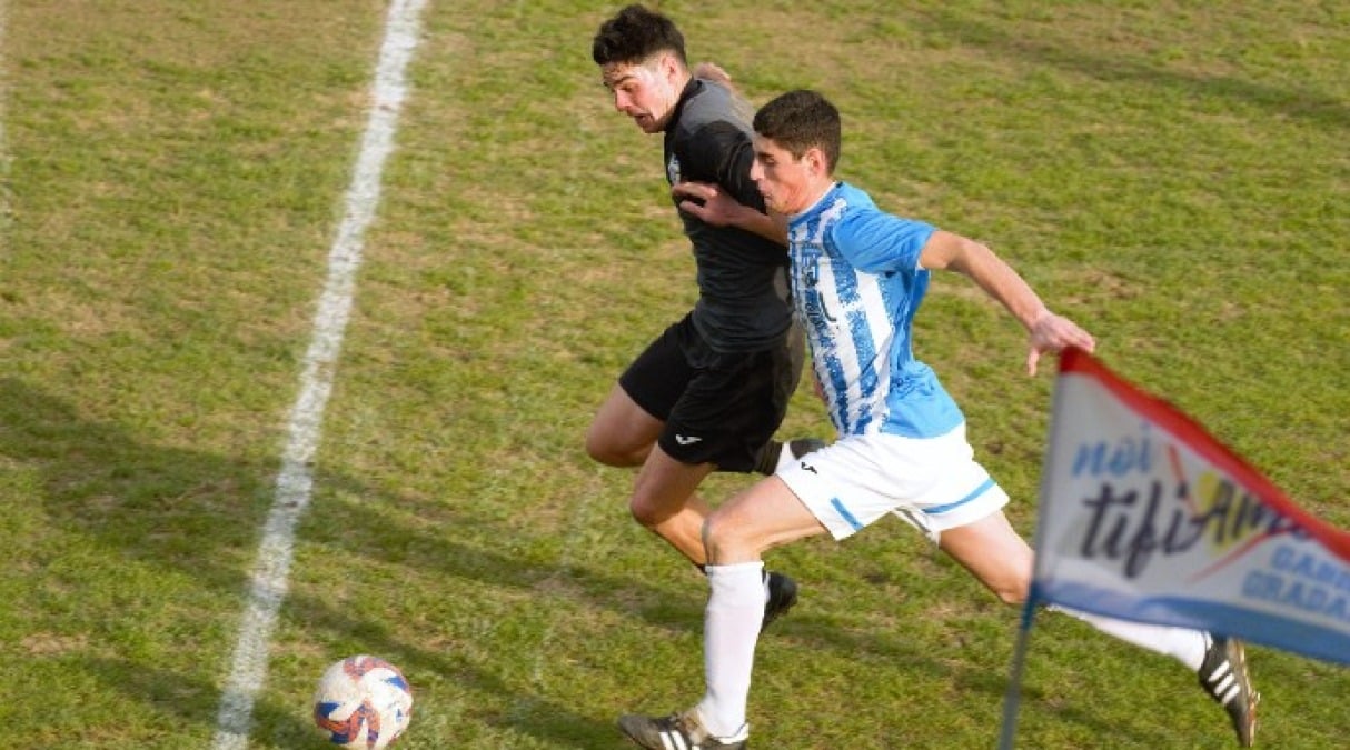 Calcio Promozione, il Gabicce Gradara al derby (in trasferta) contro il Vismara - Nicolò Semprini (maglia nera) in azione