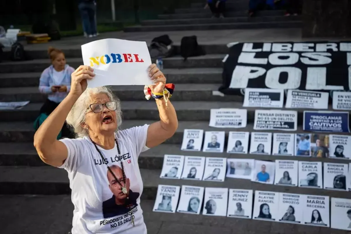 Seconda notte di veglia dei familiari dei prigionieri politici in Venezuela - © Ansa/Epa