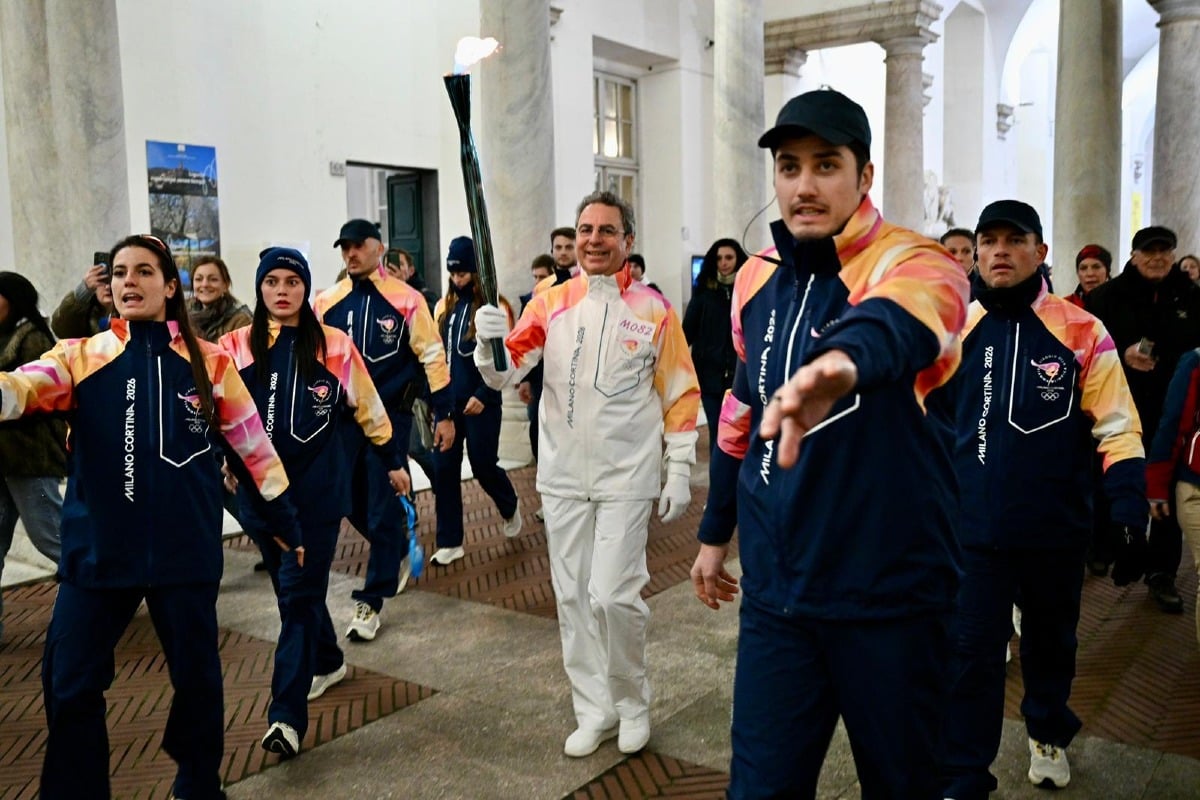 Beppe Costa tra i tedofori della Fiamma Olimpica a Genova - 