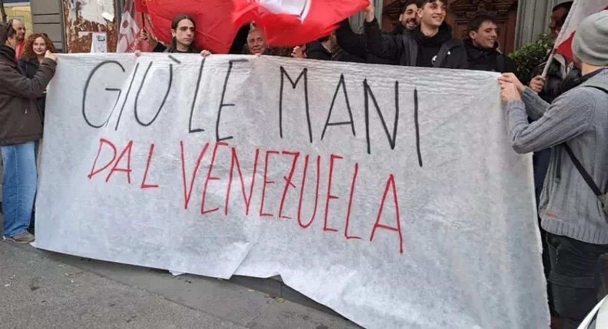 Protesta contro gli Usa, corteo a Rimini - © Ansa