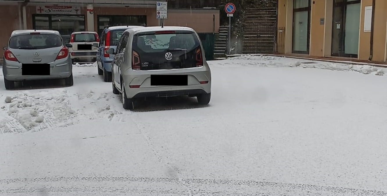 Alta Valmarecchia ancora "bianca": rovesci nevosi con graupel - Graupel a Novafeltria, piazzale Kennedy