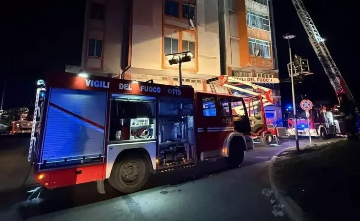 Incendio a Ferrara: evacuato un grattacielo, 200 persone in salvo - © Ansa