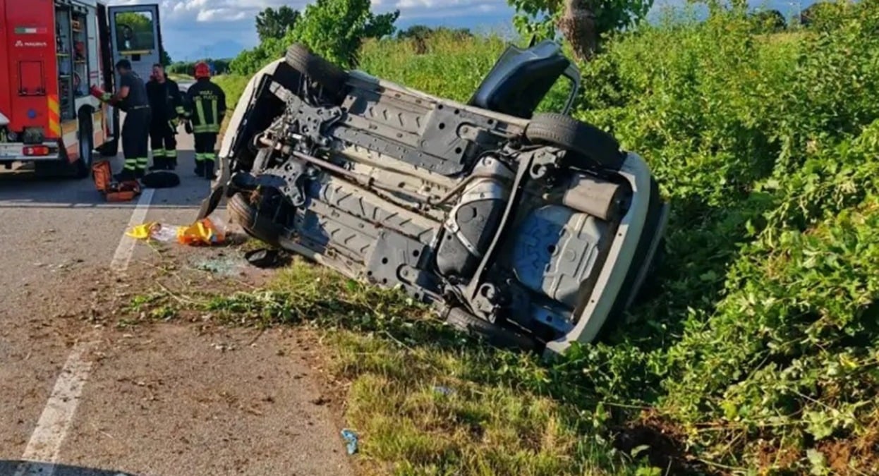 Valconca, auto si ribalta sulla Sp17: mamma e tre figli piccoli al "Bufalini" - Auto ribaltata, incidente, Vigili del Fuoco REPERTORIO