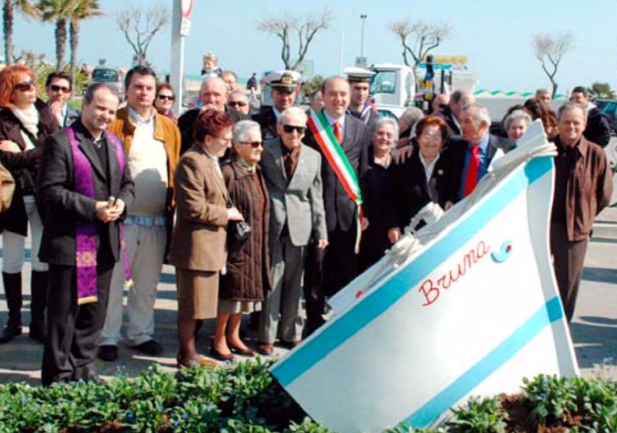 Riccione ricorda i marinai della “Bruna” con un monumento restaurato - Inaugurazione del monumento in ricordo del naufragio
