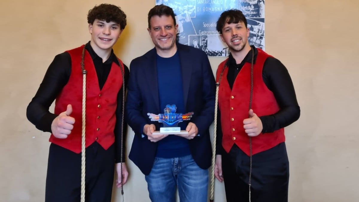 Hanno quasi "sbancato" la Corrida di Amadeus: due fratelli di Santarcangelo nuovo fenomeno social - Da sinistra: Yuri, il sindaco Sacchetti e Matteo