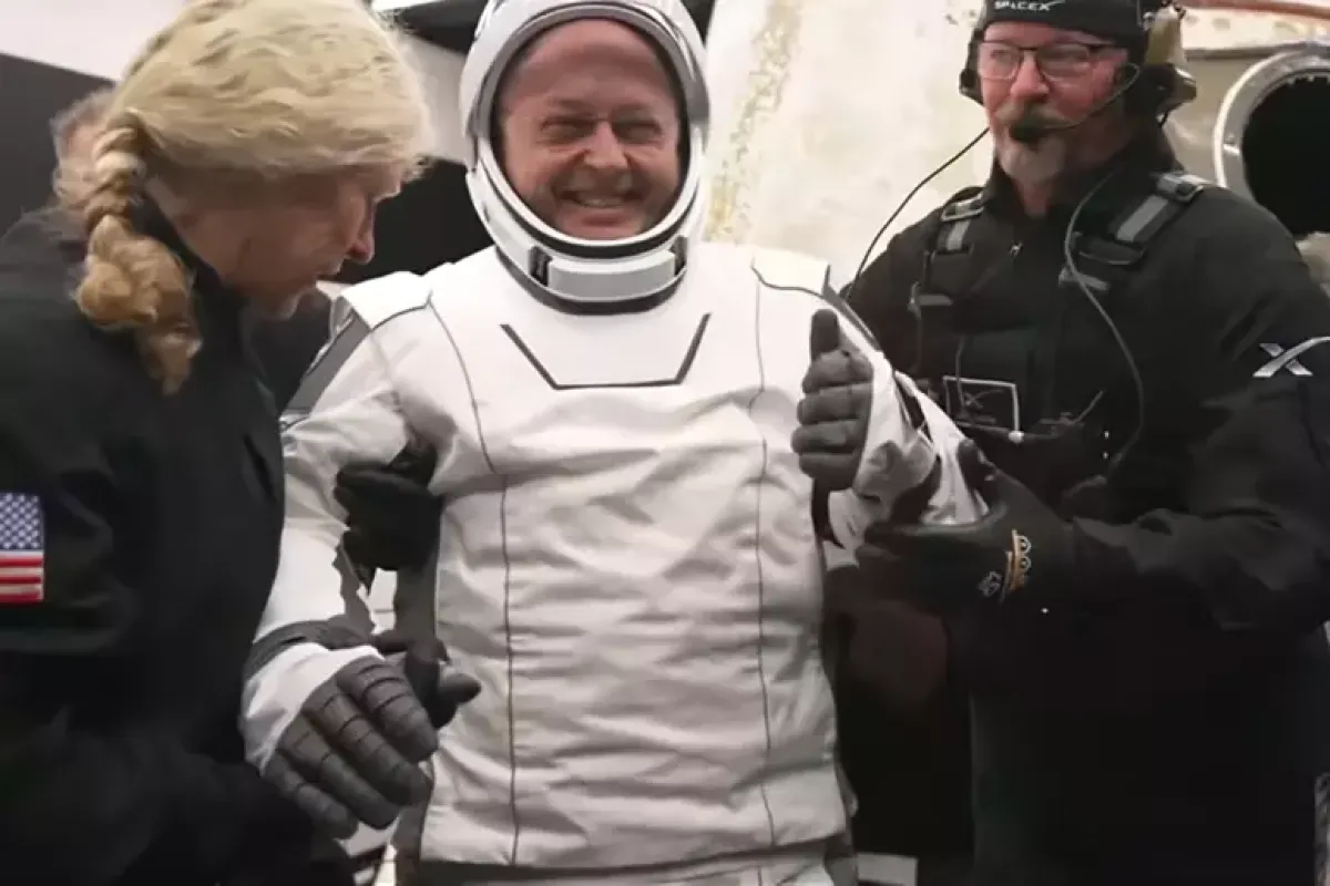 Missione Crew-11 rientrata sulla Terra: ammaraggio riuscito al largo della California - L 'astronauta Mike Fincke della Nasa è stato il primo a uscire dalla navetta Crew Dragon Endeavour (fonte: Nasa)