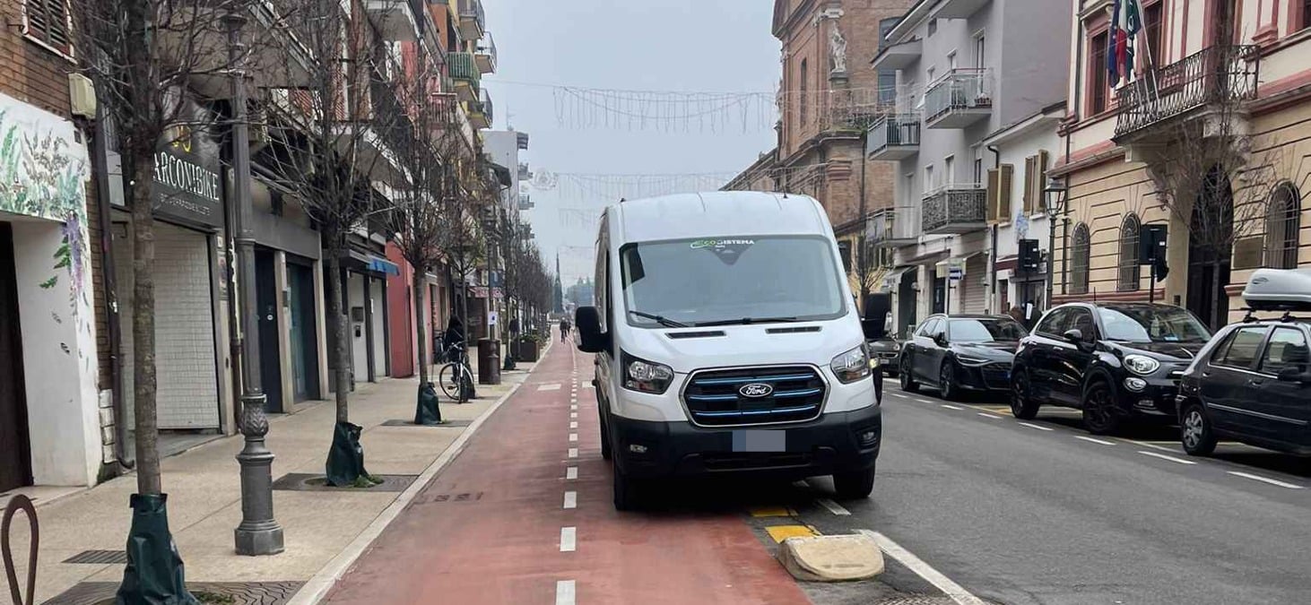 Rimini, sosta "selvaggia" sulla ciclabile: la segnalazione - 