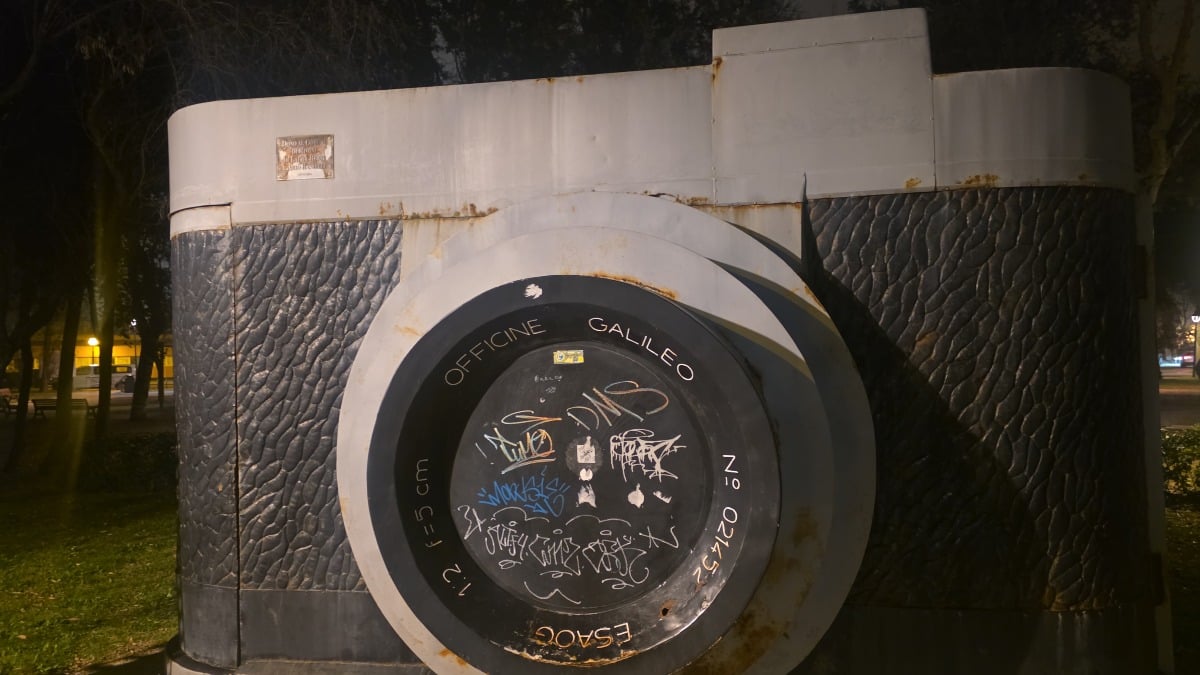 Opera dell'artista di Pennabilli, lustro per Rimini ma oggi degradata: "Restaurate la macchina fotografica" - 