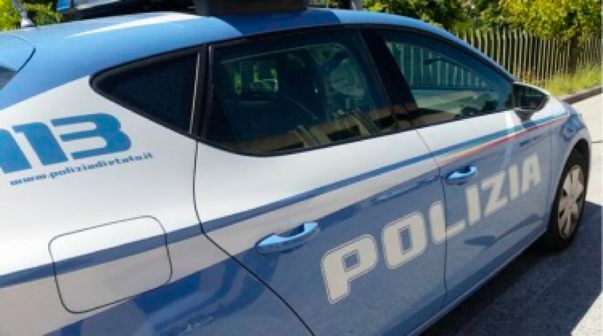 Rimini, tentato furto all'alba in via Pascoli: ladro fermato a mani vuote con coltello e scalpello - Auto Polizia di Rimini