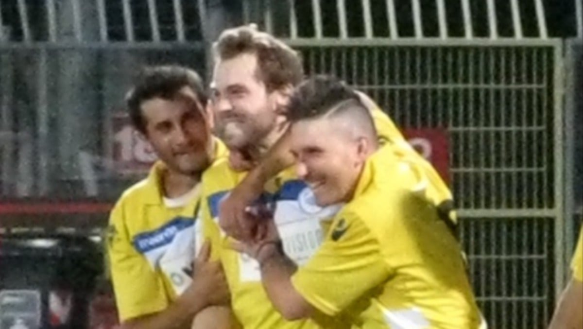 Addio a 37 anni a Giacomo Arlotti, insegnante e calciatore tra Stella e Bellariva - Al centro Giacomo Arlotti con la maglia del Bellariva