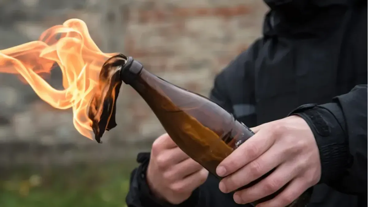 Lancia una molotov e tenta di investire un poliziotto: arrestato nella notte a Miramare - Molotov - Repertorio