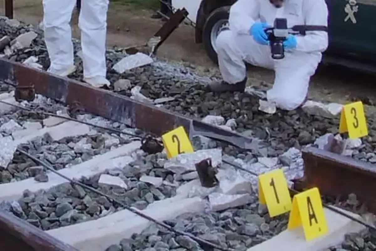 Tragedia ferroviaria in Andalusia, corpi sbalzati a centinaia di metri -  Una foto diffusa dalla Guardia Civil mostra gli ufficiali che raccolgono le prove