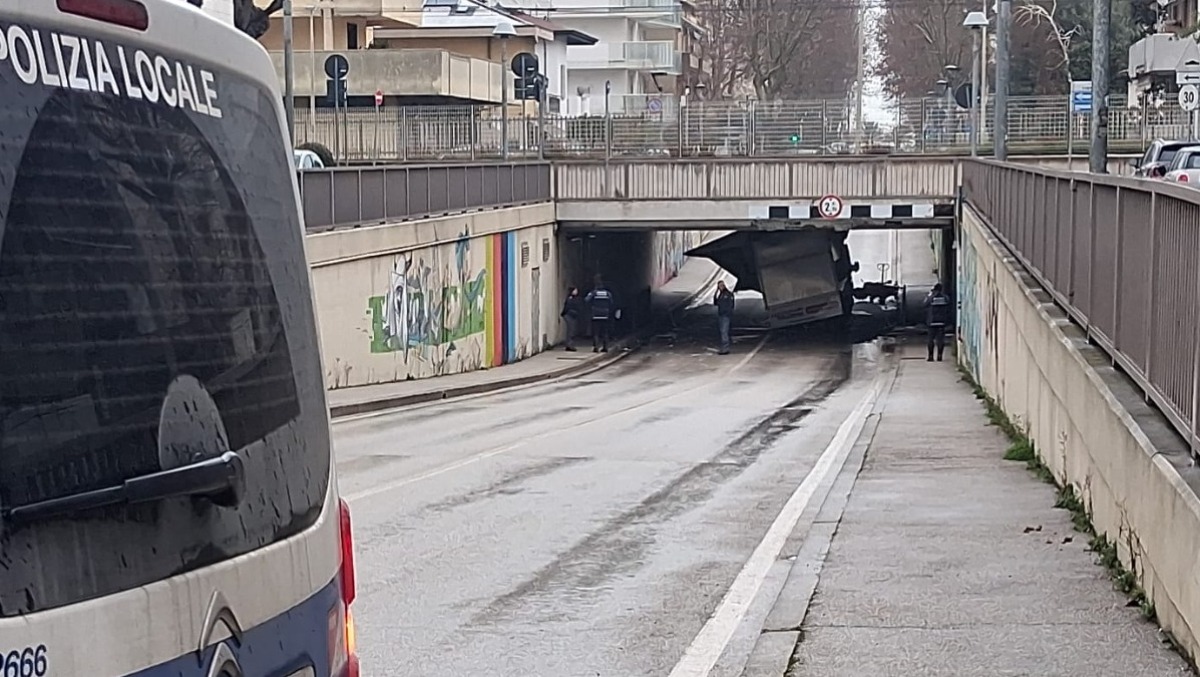 Rimini, camion resta incastrato nel sottopasso: intervengono i Vigili del Fuoco - 
