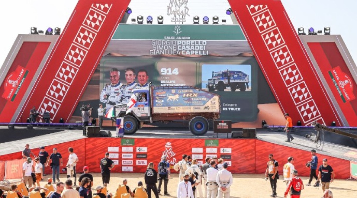Rally,  Simone Casadei conclude la Dakar - L'arrivo di Simone Casadei sulla pedana finale della Dakar (F. GEALIFEMOTORSPORT)