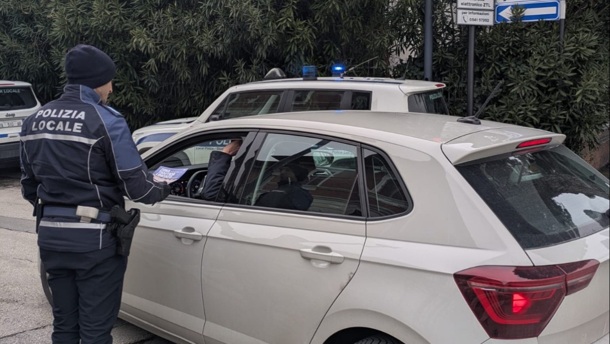 Ztl in centro, scattano le multe a Rimini: la Polizia Locale distribuisce materiale informativo - 