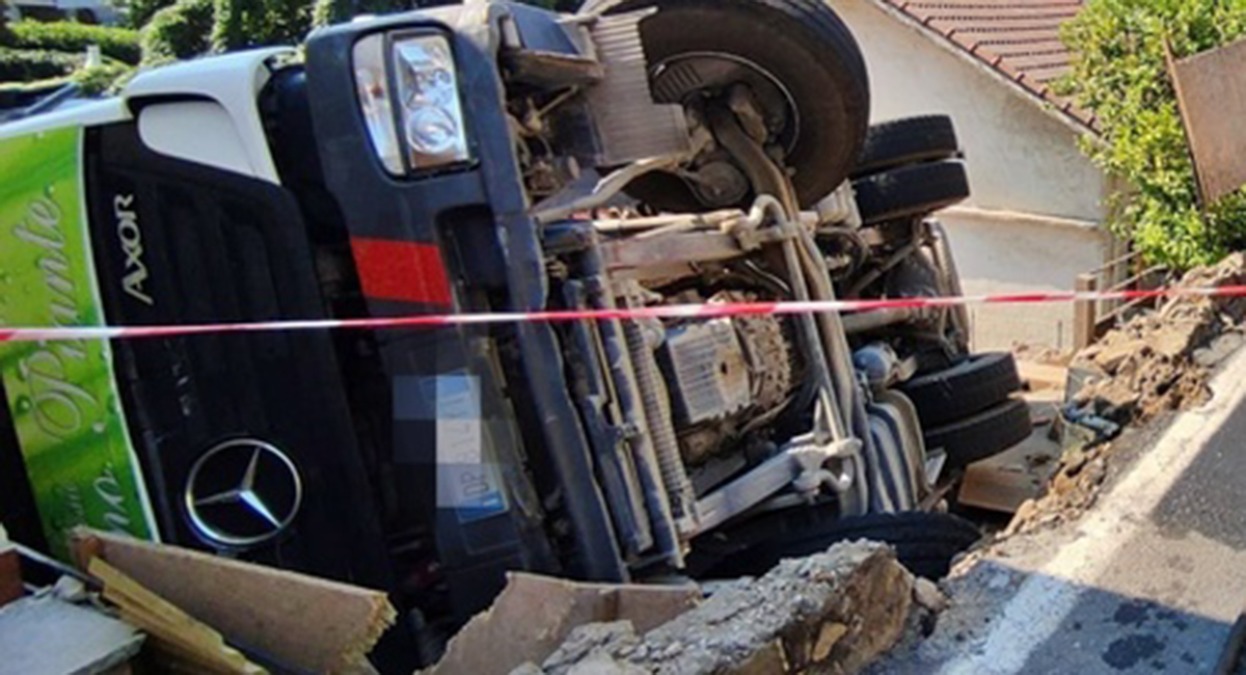 Borghi, camion piomba in cortile: salvo per un soffio il proprietario col cane - Foto di repertorio