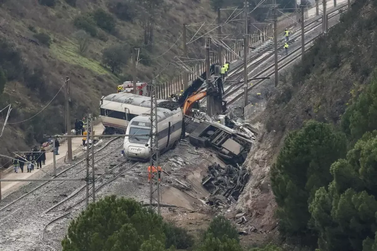 Treno contro gru in Spagna: quarto incidente ferroviario in quattro giorni - © Ansa/Epa
