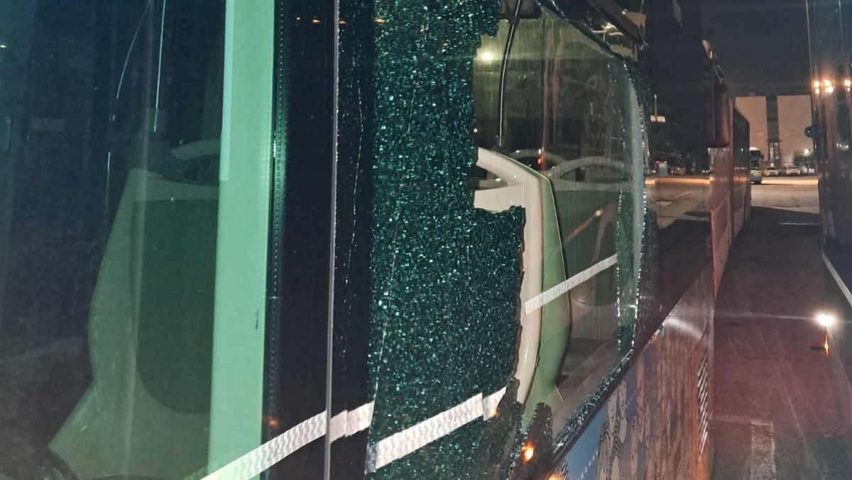 Paura sul Metromare: vandalo lancia pietre contro i mezzi in corsa