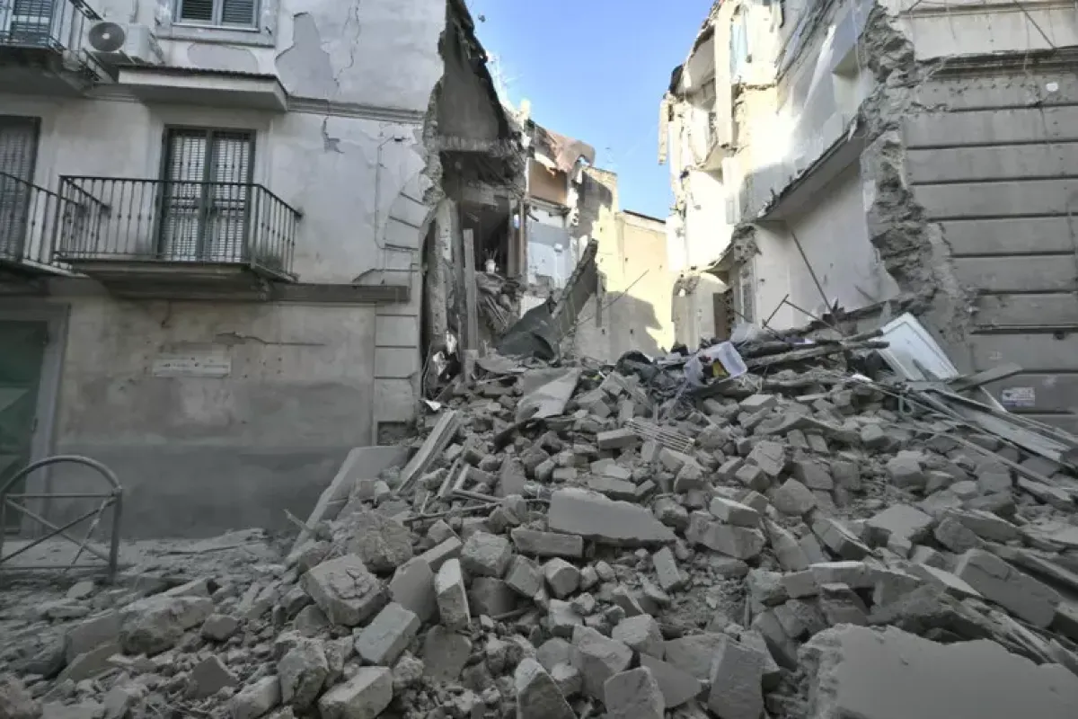 Tragedia sfiorata nel Napoletano: crolla un palazzo evacuato, nessun ferito - © Ansa