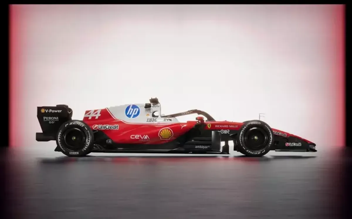 Ferrari presenta la SF26: fascino anni ’70 e primi giri sotto la pioggia a Fiorano - © Ansa