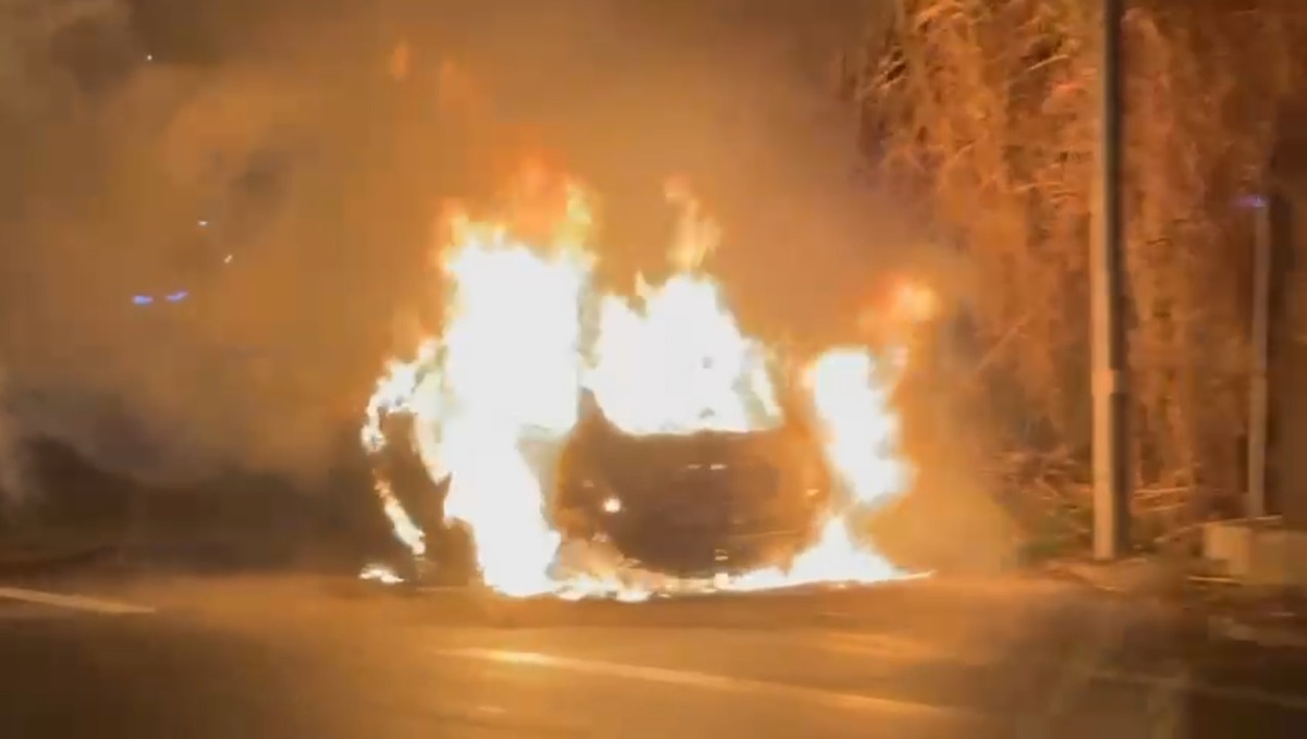 Paura al casello A14 Rimini Nord: auto a Gpl in fiamme, nessun ferito