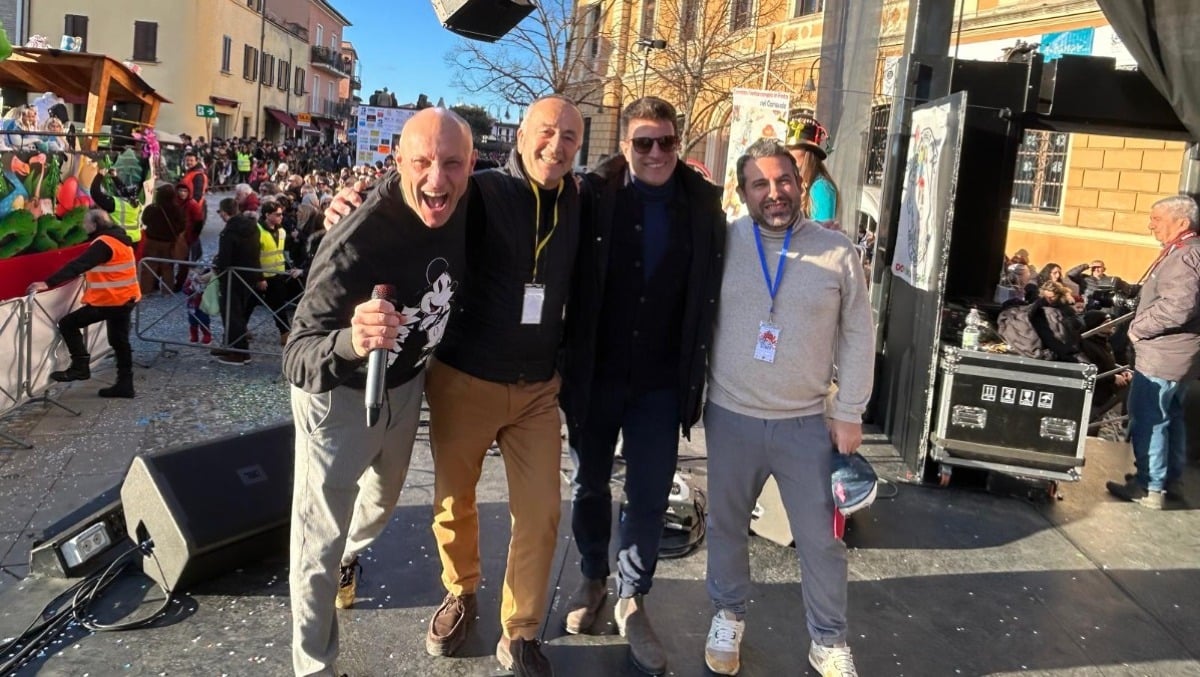 Santarcangelo, il Carnevale "anticipato" è un successo. Samira Lui incanta e svela: "Non sarò a Sanremo" - Da sinistra: Andrea Prada, Filiberto Baccolini (Pro Loco), il sindaco Sacchetti e Alex Bertozzi (Città Viva)