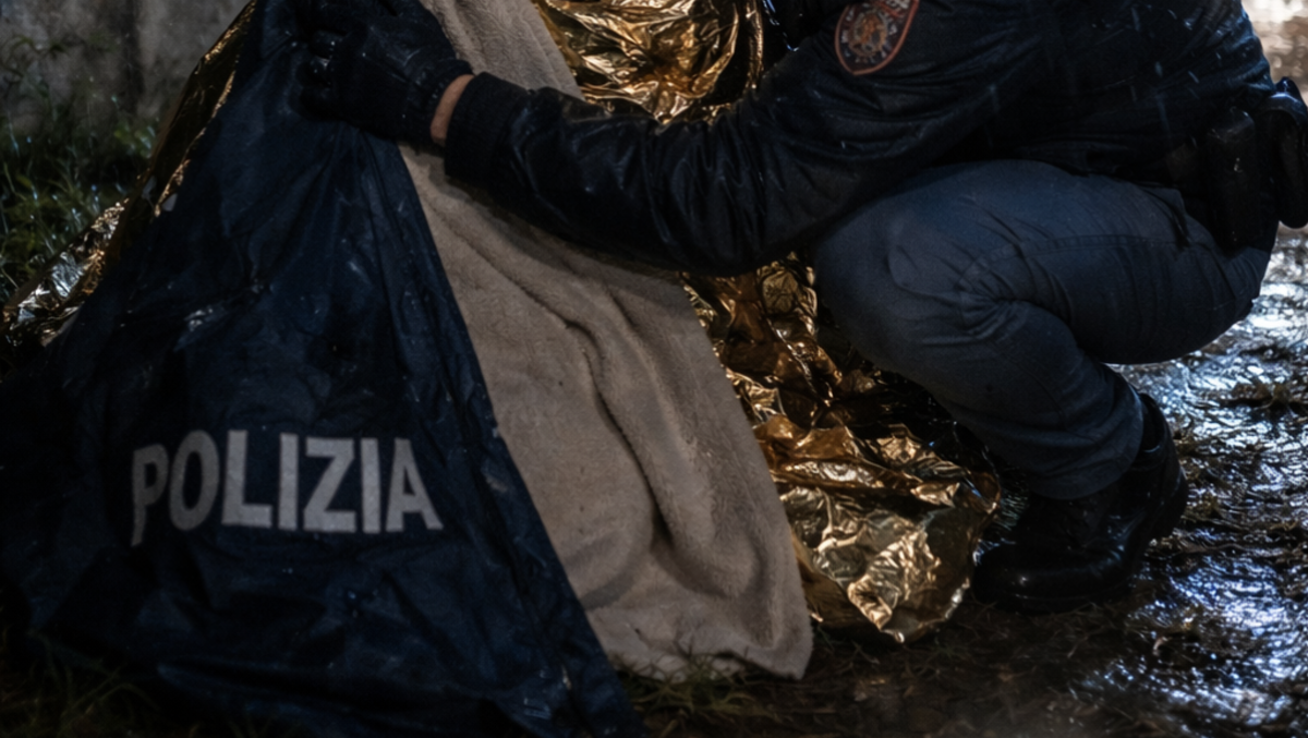 Rimini, anziana cade nel cortile di casa e rischia l'ipotermia: la salva agente eroe - REPERTORIO