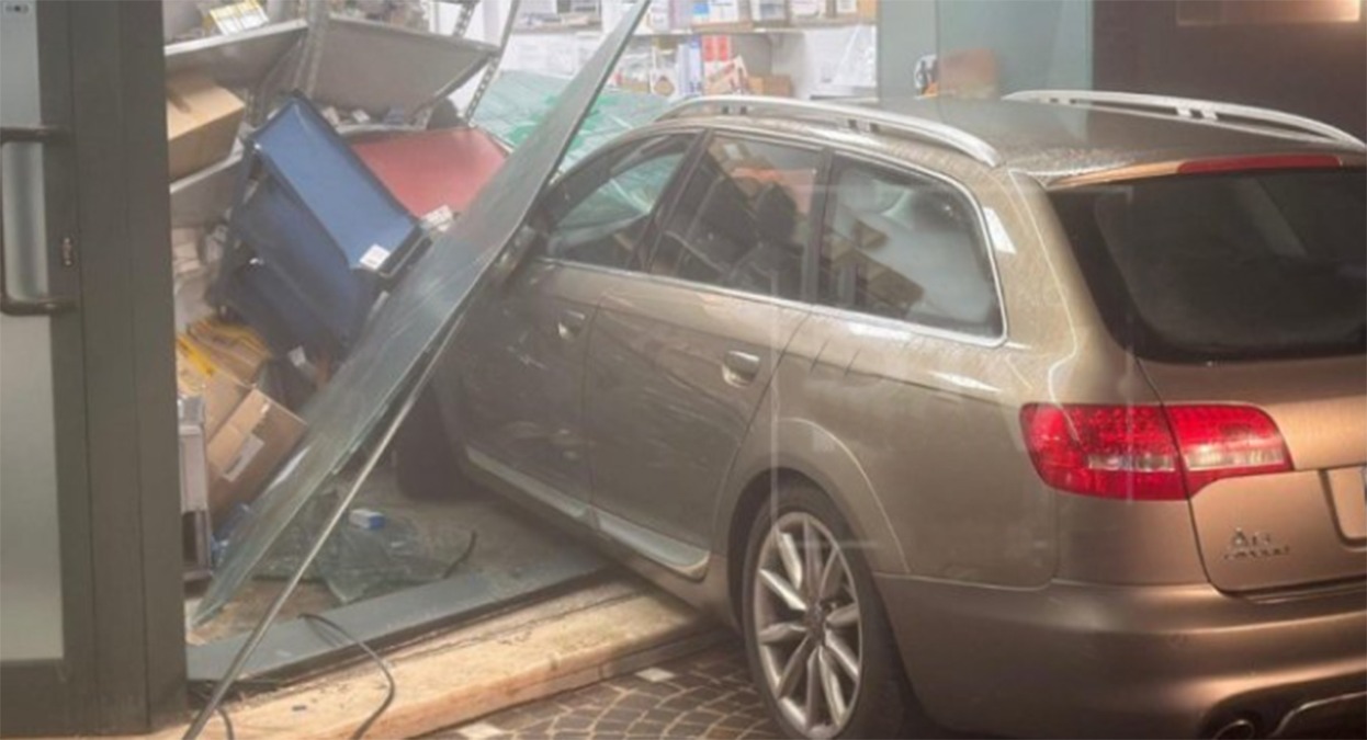 Manovra errata a Fiorentino: Audi A6 piomba dentro la farmacia - Foto San Marino Rtv
