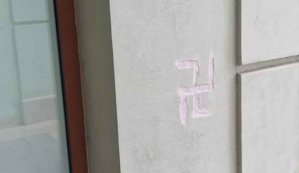 Villa Verucchio, vandali imbrattano il muro vicino al Cup con una svastica - La svastica sul muro - segnalazione sui social