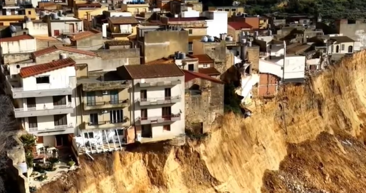 Niscemi, la collina cede di nuovo: case irrecuperabili e allarme della Protezione civile - © Rai
