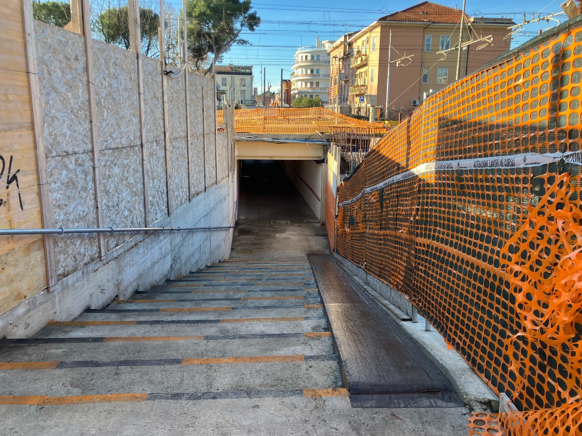 Sottopassaggio Grattacielo, Renzi attacca: "Grave ritardo, lavori fermi" - Rampa provvisoria sottopasso grattacielo PH RENZI